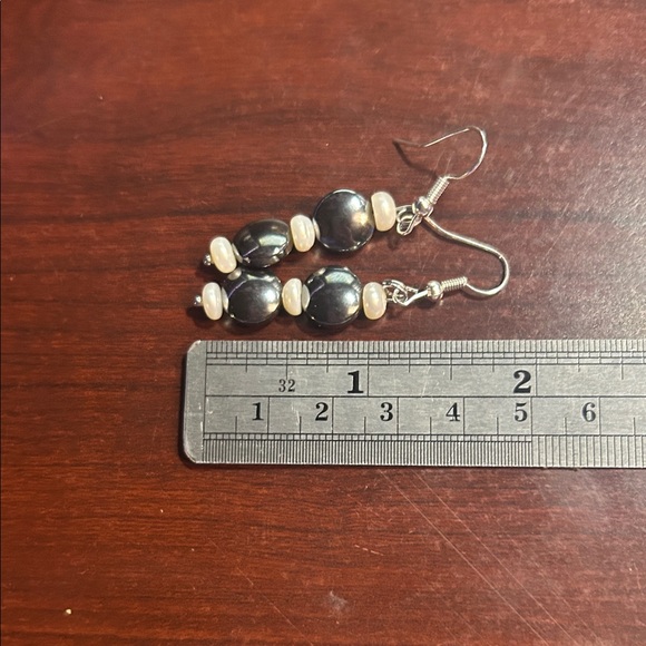 Elegant Black and White Pearl Earrings - Picture 2 of 3